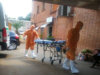 Los paramédicos que trasladaron a la paciente vistieron trajes de protección para evitar un contagio, pero sacan la sacaron pasando frente a otros pacientes y familiares sin protección.