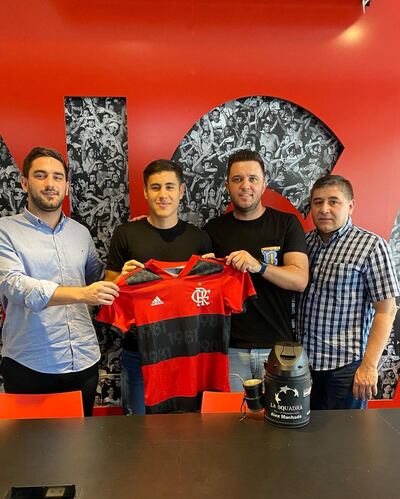 El jugador Santiago Ocampos compartió imágenes en su cuenta en redes sociales tras la firma del vínculo.