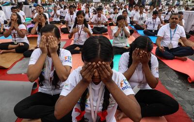 En el Día International del Yoga Day miles de personas participan de un acto en Bombay.