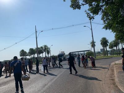 Indígenas cierran el acceso al puente Remanso