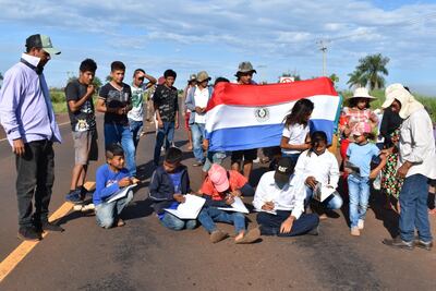 Niños y adultos cierran la ruta PY11 como protesta por falencias educativas.