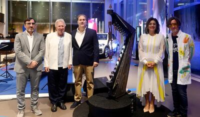 Fernando Casaccia, Luis Szarán, Rainer Bendlin, Liz Ramírez y Fernando “Amberé” Feliciángeli junto al arpa de agua de la Orquesta H2O.