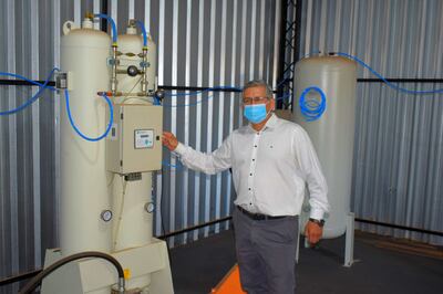 El Gobernador de Guairá Juan Carlos Vera Báez (ANR cartista) junto a los tanques de la planta generadora de oxígeno construido por la Gobernación y que está inutilizada.