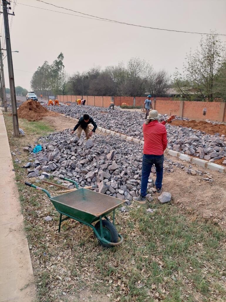 Trabajos de pavimento en la ciudad de Loma Plata.