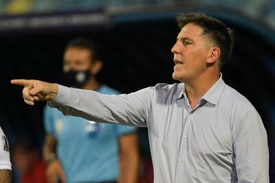 Eduardo Berizzo dando indicaciones en el partido de Paraguay ante Perú.