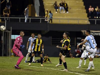 En medios de defensores y el arquero del equipo rival, Fernando sacó el remate para el segundo gol aborigen.