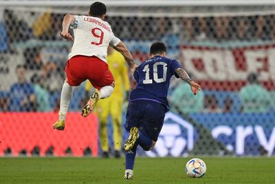 El delantero #09 de Polonia Robert Lewandowski (L) y el delantero #10 de Argentina Lionel Messi luchan por el balón durante el partido de fútbol del Grupo C de la Copa Mundial de Qatar 2022 entre Polonia y Argentina en el Estadio 974 en Doha el 30 de noviembre de 2022