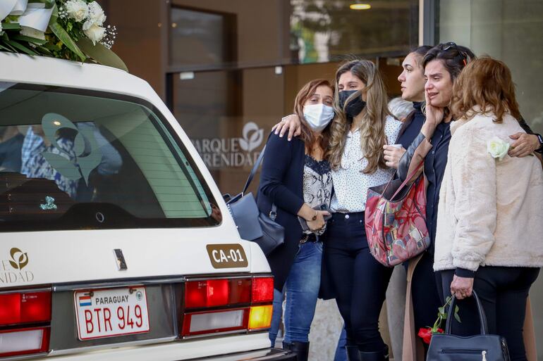 Familiares y amigos de Marcelo Pecci se lamentan  en el salón velatorio Memorial, en Asunción (Paraguay).