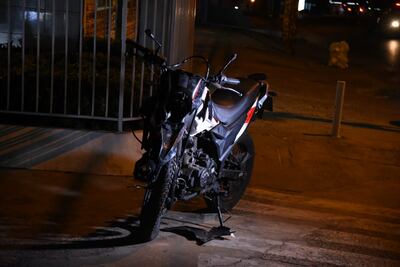 La motocicleta involucrada en el accidente, con considerables daños.