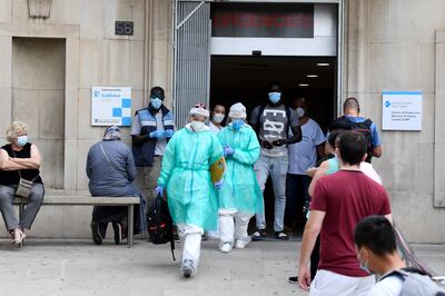 Trabajadores de la salud abandonan el centro de atención primaria CAP Prat de la Riba hacia un hospital de campaña establecido para casos de coronavirus en Lérida (Lleida) el 13 de julio de 2020.