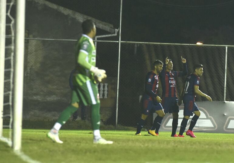 Festejo de los cerristas tras el gol de Enzo Giménez.