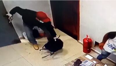 Uno de los delincuentes ingresa a la oficina administrativa y se alza con el dinero.