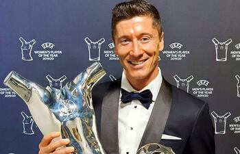 Robert Lewandowski con sus dos trofeos, el de mejor jugador
de la temporada y el de mejor delantero de Europa 2019/20.
