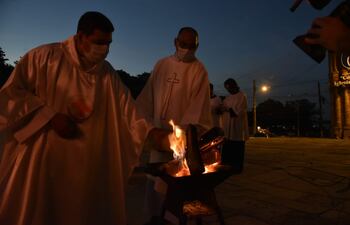 El acto en la Catedral inició con la bendición del fuego.