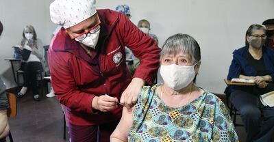 La inoculación de adultos mayores de 75 años inició ayer en los 80 vacunatorios dispuestos en el país por el Ministerio de Salud.