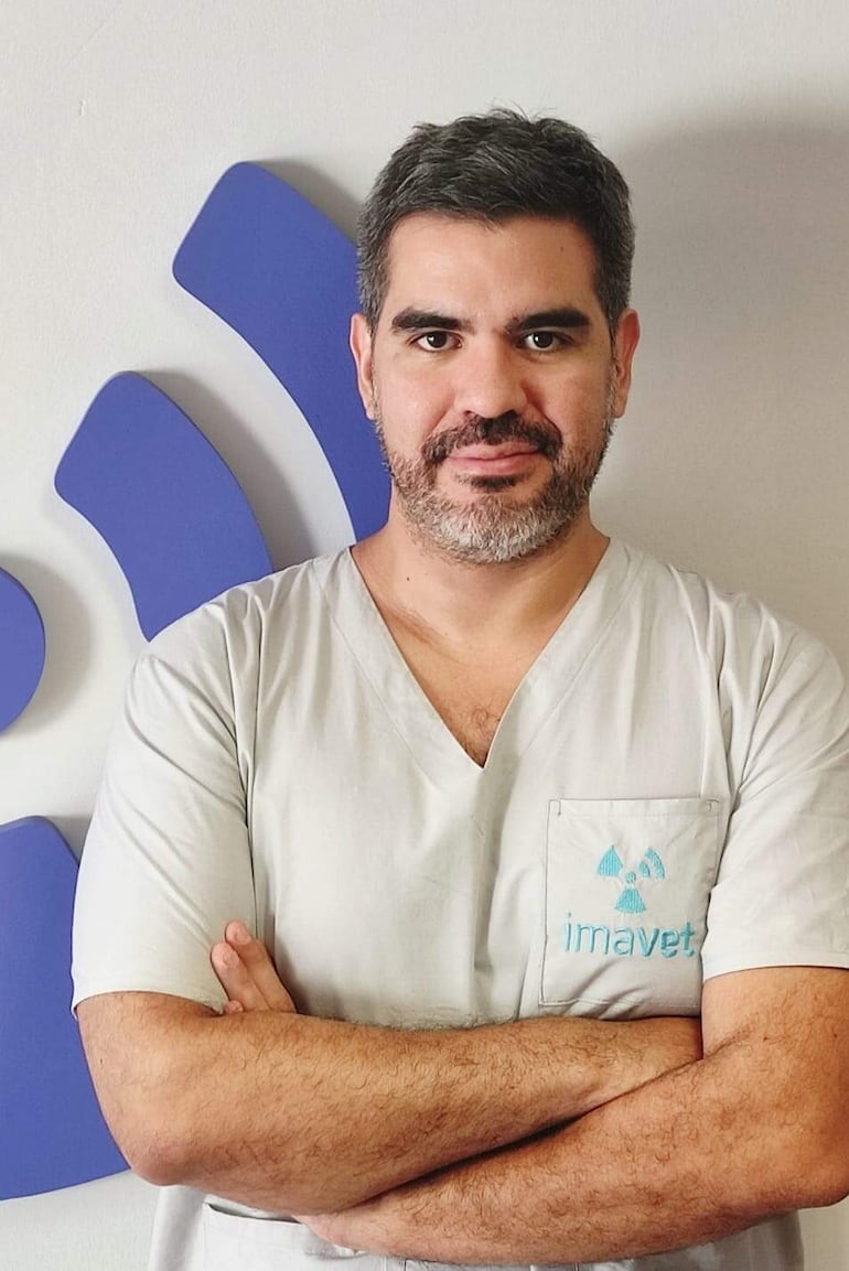 El doctor Santhiago Benítez del Puerto, ecografista veterinario.