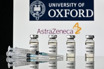 El grupo británico de medicamentos AstraZeneca y la Universidad de Oxford dijeron el 23 de noviembre de 2020 que su vacuna desarrollada conjuntamente contra Covid-19 ha mostrado "una eficacia promedio del 70 por ciento" en los ensayos.