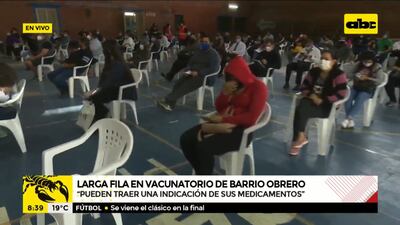 Largas filas de "rezagados" en el vacunatorio del Club Fomento de Barrio Obrero.