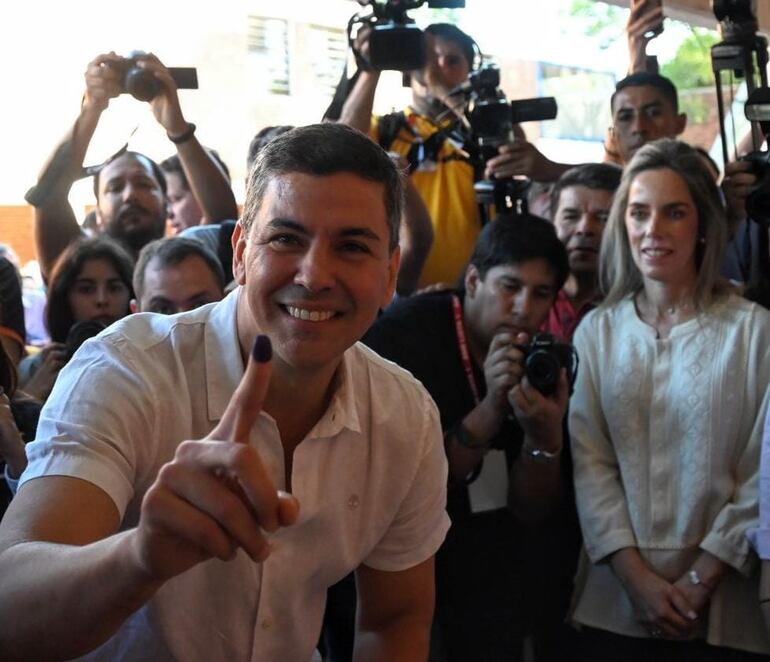 Santiago Peña con el dedo entintado luego de votar.