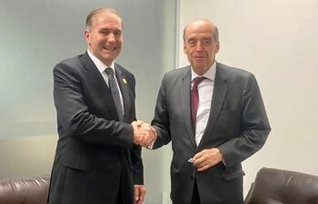 El ministro de Relaciones Exteriores, embajador Julio César Arriola, con el nuevo ministro de Relaciones Exteriores de Colombia, Álvaro Leyva Durán, en Lima, Perú.