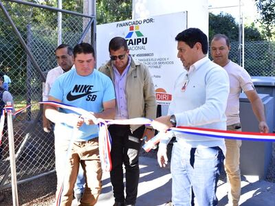 El candidato a concejal departamental Pedro Adán Ovelar (primero a la izquierda) en la inauguración de un pozo artesiano en Juan Emiliano O´Leary