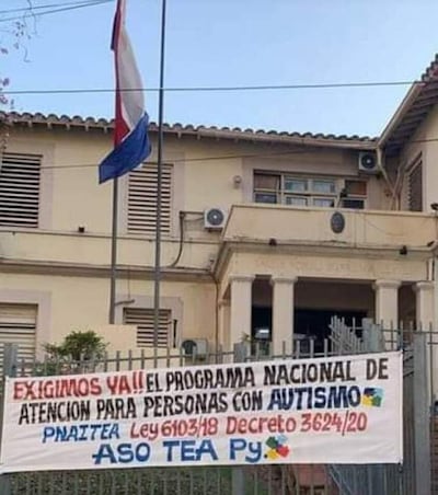 La Asociación Paraguaya de Padres y/o Tutores de Personas con Trastorno del Espectro del Autismo (TEA PY) exigen la implementación del Programa Nacional de Atención Integral para todas las personas con autismo del país, además del cumplimiento de la Ley N° 6103/2018 por parte del MSPBS.