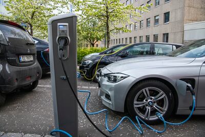 Un automóvil eléctrico es cargado en una calle de Oslo, Noruega.