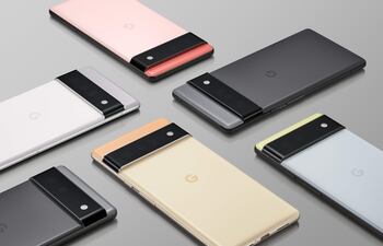 Varios modelos del nuevo teléfono Pixel 6. Por primera vez, Google equipará a su nuevo modelo de teléfono Pixel 6 con un chip de fabricación propia diseñado específicamente para explotar al máximo las posibilidades de la inteligencia artificial (IA), sobre todo en los campos de la fotografía y el reconocimiento de voz.