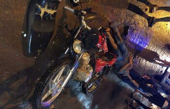 El accidentado fue abandonado a su suerte por el automovilista que se dio a la fuga tras chocarlo.