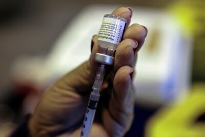 AME9263. MANAOS (BRASIL), 30/06/2021.- Un profesional de la salud prepara una vacuna contra la covid-19 hoy, en Río de Janeiro (Brasil). Brasil "naturalizó 2.000 muertes" diarias por la covid-19, lamentó el presidente del Consejo Nacional de Secretarios de Salud (Conass), Carlos Lula, quien advirtió que ya no consiguen mantener a la población en sus casas para contener una pandemia que aún avanza con un "total descontrol" en el país. EFE/ Antonio Lacerda
