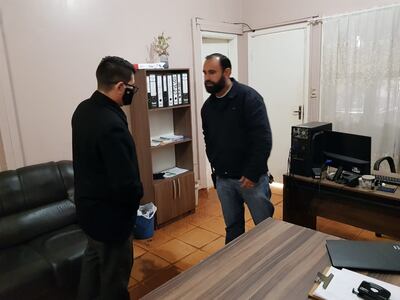 El fiscal Demetrio Bareiro (espalda) lela junto al comisario Blas Antonio Fernández, en busca de de explicaciones.