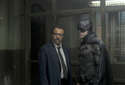 USA5838. LOS ÁNGELES (CA, EEUU), 02/03/2022.- Fotograma cedido por Warner Bros. donde aparecen Jeffrey Wright (i) como el teniente James Gordon y Robert Pattinson (d) como Batman, durante una escena de la película "The Batman" que estrena este fin de semana en las salas de cine. Inseguro, joven y con muchas dudas de sí mismo, así es el Batman de Robert Pattinson, que debuta este viernes en cines para aportar un aire detectivesco y realista a la saga del conocido superhéroe. EFE/Jonathan Olley/Warner Bros. /SOLO USO EDITORIAL/NO VENTAS/SOLO DISPONIBLE PARA ILUSTRAR LA NOTICIA QUE ACOMPAÑA/CRÉDITO OBLIGATORIO