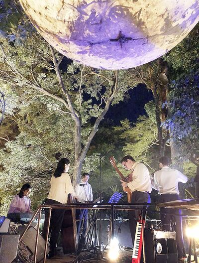 Mar, Paula, Miguel Ángel, Nelson y Ale en un momento del concierto en el Bosque de los Artistas.