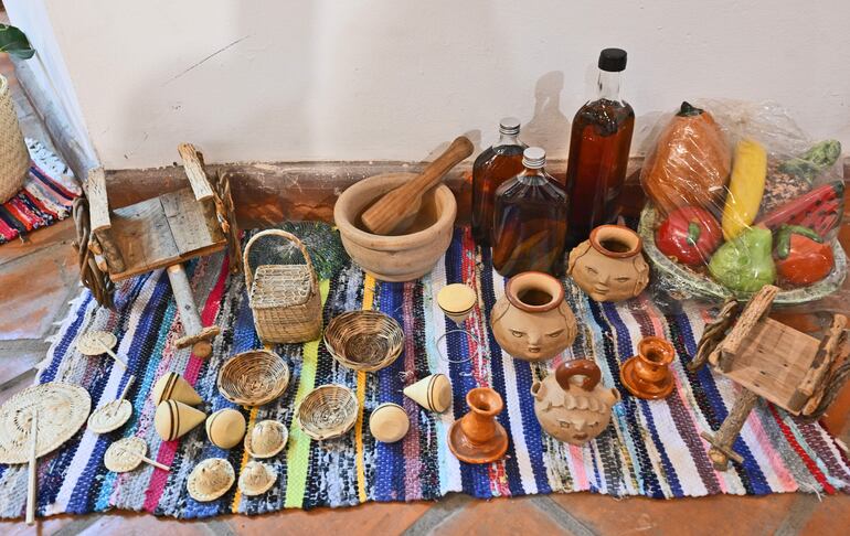 Algunas obras que el artista instaló en su muestra que recuerdan el ritual y las añoranzas de los colores del ymaguare.