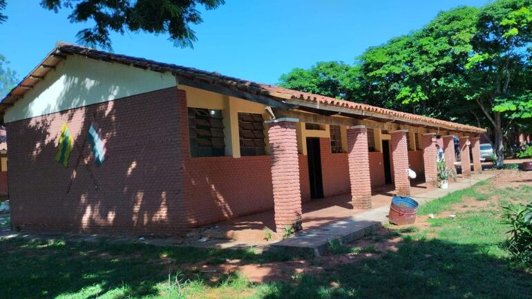 La fachada del pabellón de tres aulas que será reaccionado completamente a través de los recursos de la Gobernación departamental.