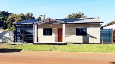 Fachada principal de la coqueta vivienda que queda en pleno casco urbano del municipio de Domingo Martínez de Irala, también conocido como Puerto Irala, al sur de Alto Paraná.