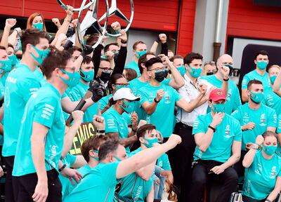 El equipo Mercedes en pleno celebra el séptimo campeonato de la
escudería alemana tras el 1-2 de Lewis Hamilton y Valtteri Bottas. (EFE).