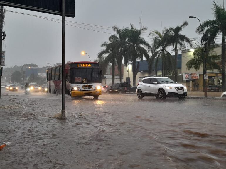 El raudal y la intensa lluvia obligó a los manifestantes a abandonar la avenida Eusebio Ayala.