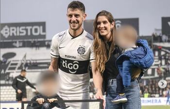 Alejandro Silva y su esposa, Ana Laura Manzini junto a sus hijos. La mujer denunció que agentes de la Policía Caminera intentaron coimear.