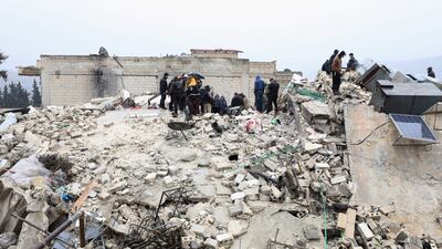 Rescatistas trabajan en el lugar de un edificio derrumbado tras un terremoto en la ciudad de Armanaz, Gobernación de Idlib, Siria.