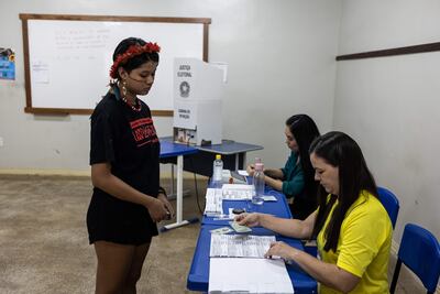 La estudiante Sendí Tomas, de 18 años e indígena del pueblo Baré, se registra para votar durante la segunda vuelta de las elecciones brasileñas en el único colegio electoral del Parque das Tribos, en Manaos, Amazonas (Brasil).