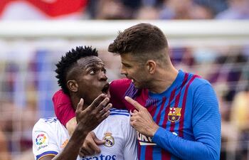 Vinicius Júnior y Gerard Piqué, jugadores del Real Madrid y del Barcelona, en el último clásico española.