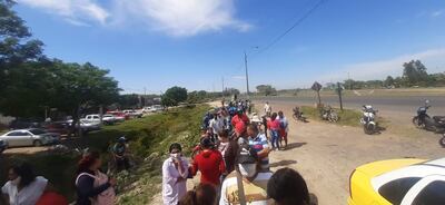 Una larga fila de personas esperaba para comprar las tarjetas de billetaje electrónico