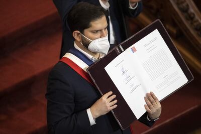 El presidente de Chile, Gabriel Boric, muestra el decreto que convoca a un plebiscito obligatorio el 4 de septiembre tras recibir el texto final de la Carta Magna propuesta por la Convención Constitucional, en Santiago (Chile). (EFE)