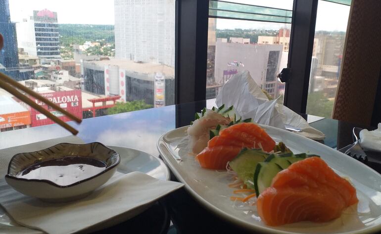 Este exquisito plato japonés se puede saborear en CDE.   La  presencia de inmigrantes permite una variada oferta gastronómica.