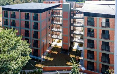 El complejo Residencial Ykua Karanda’y, ubicado en Luque, consta de cuatro torres y 160 departamentos en total. La Torre 1 y 2 ya están totalmente vendidas.