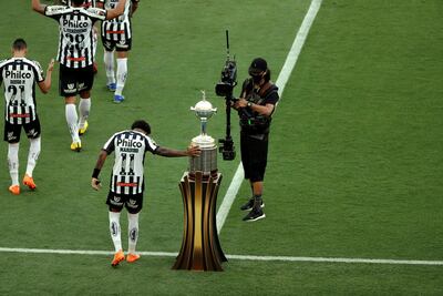 Marinho, tocando la copa antes de la final que perdió su equipo.
