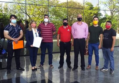 El concejal de Ybycuí E. Cáceres (3° der.) y autoconvocados.