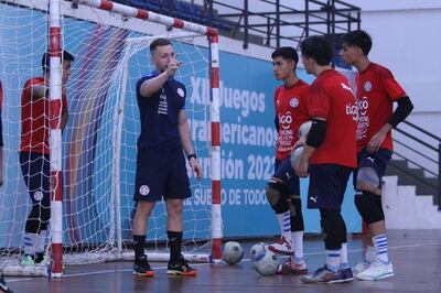 El preparador de arqueros Maiquel Borth instruye a los preseleccionados de la albirrojita U17.