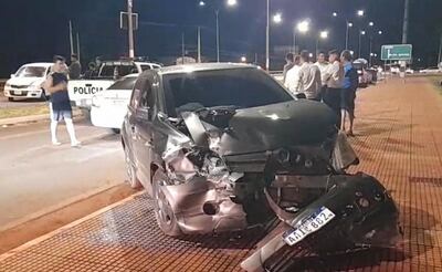 La colisión entre los dos vehículos dejó daños materiales y una lesionada.